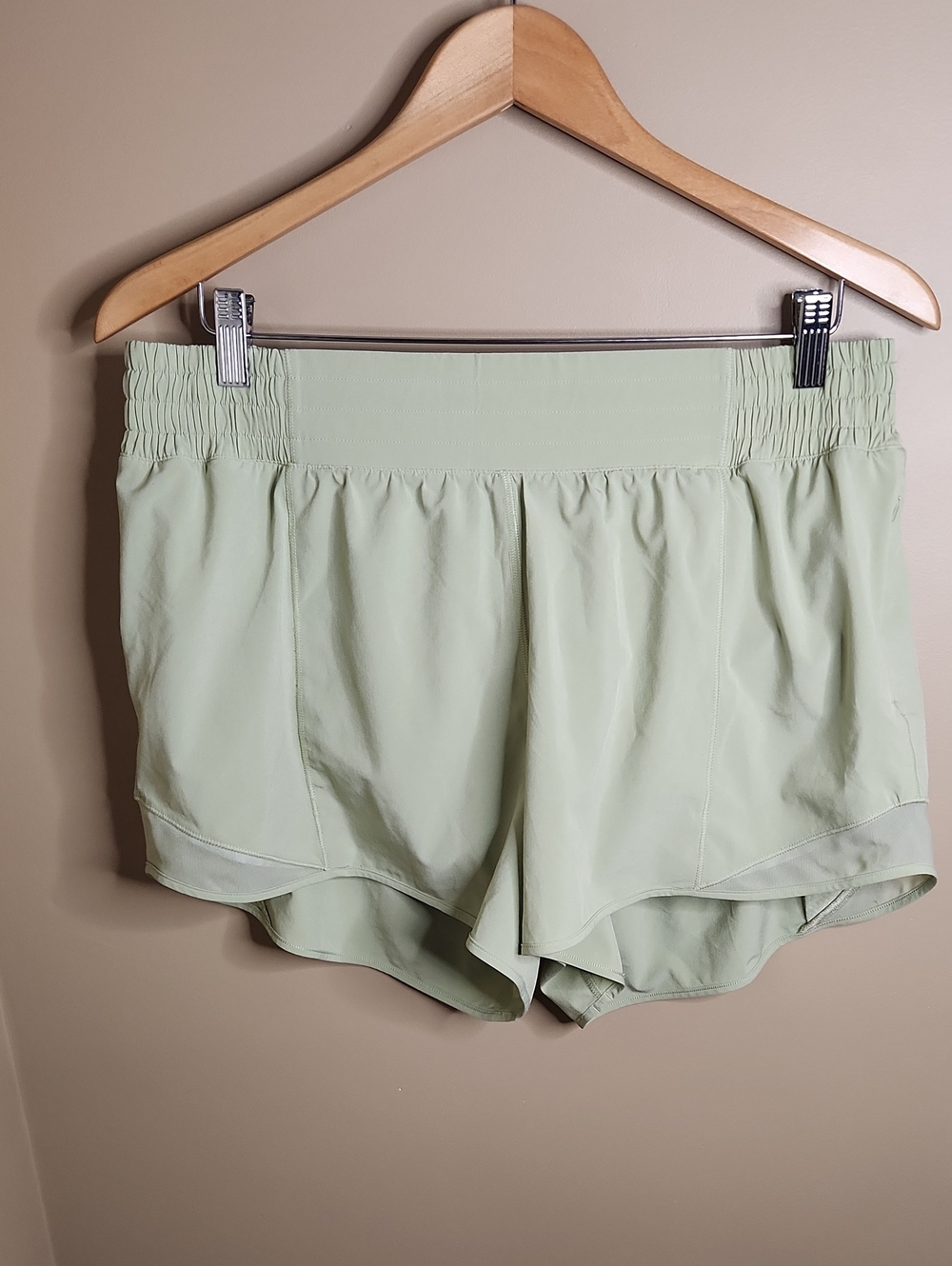 Lululemon Hotty Hot High-Rise Lined Short 4" in Honey Dew. Sz. 12 #W7DJKS